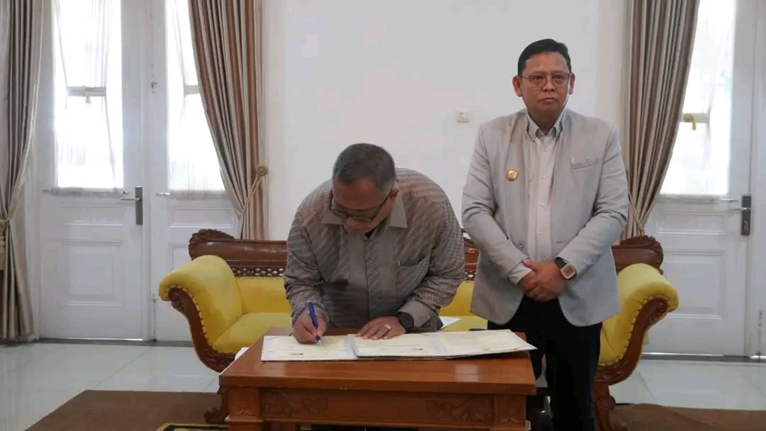 Bupati Sukabumi dan Wali Kota Sukabumi menandatangani kesepakatan bersama di Pendopo