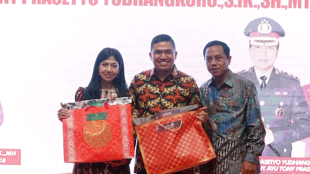 berbagai penyerahan untuk AKBP Maruly Pardede beserta istri