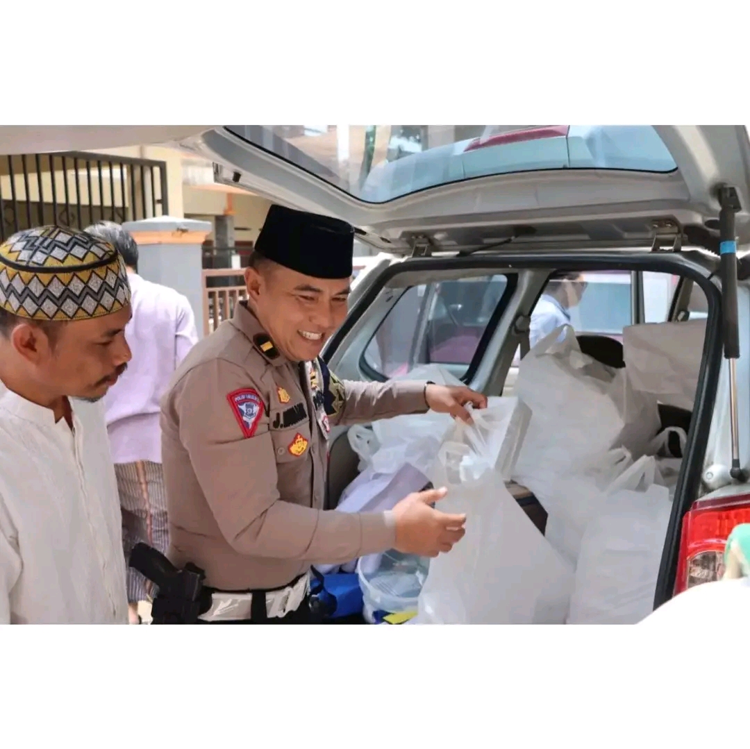 Jum'at Berbagi yang diselenggarakan Polres Sukabumi Kota bersama Polsek Sukabumi di kawasan mesjid at-Taqwa