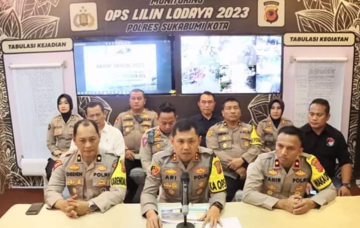 Kapolres Sukabumi Kota, AKBP Ari Setyawan Wibowo pada konferensi pers akhir tahun di Posko Terpadu Ops Lilin Lodaya 2023, Jalan Veteran Cikole Kota Sukabumi, Minggu (31/12/2023).