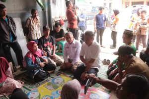 Penjabat Gubernur Jawa Barat Bey Machmudin meninjau lokasi bencana alam longsor di Kampung Cibatu Hilir Desa Sekarwangi Kecamatan Cibadak, Kabupaten Sukabumi, Senin (29/1/2024).