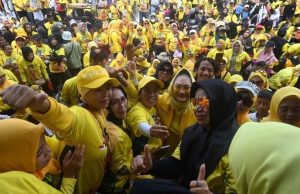 Srikandi politisi senior Partai Golkar, Dewi Asmara tercatat sudah empat kali berturut-turut dipercaya dan diberi amanah oleh warga Sukabumi untuk memperjuangkan aspirasi di gedung parlemen sebagai anggota DPR RI/Pusat. Selama mengemban amanah dan kepercayaan warga Sukabumi sebagai wakil rakyat dari Periode 2004-2009, 2009-2014, 2014-2019 dan sekarang 2019-2024 ini, alumni Universitas Indonesia (UI) Fakultus Hukum Tahun 1987 ini telah menorehkan tugasnya selaku wakil rakyat mewakili daerah pemilihan Jabar IV yakni Kota dan Kabupaten Sukabumi dengan baik.