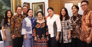 Ketua Umum PDIP Megawati Soekarnoputri merayakan ulang tahun ke-77 bersama keluarga inti dan para sahabat, termasuk menteri-menteri yang pernah tergabung di era pemerintahannya dan pemerintahan saat ini. Para menteri yang tergabung dalam Pemerintahan Megawati yang disebut Kabinet Gotong Royong, terlihat hadir bersama sejumlah Ketua DPP PDIP dan ikut bersantap sambil bincang santai dengan Megawati di Jalan Teuku Umar, Jakarta Pusat, Selasa (23/1).