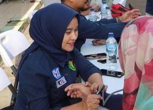 Polres Sukabumi Kota melakukan pemeriksaan kesehatan gratis bagi para petugas sortir dan pelipatan surat suara pemilu 2024 di kawasan gudang logistik KPU Kota Sukabumi, Minggu (14/1/2024).