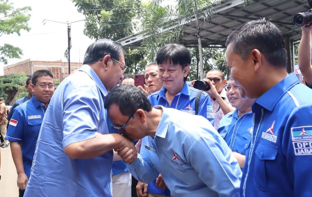 Ketua Majelis Tinggi Partai Demokrat, Susilo Bambang Yudoyono atau SBY memberikan pesan kepada Calon Presiden-Calon Wakil Presiden (Capres-Cawapres) 2024 yang terpilih untuk tetap menjunjung tinggi amanah dan mengayomi serta mencintai rakyat Indonesia dalam segala kondisi. "Harap itu diperhatikan dengan seksama. Kebijakan yang akan diambil, program-program yang akan dijalankan, dan cara-cara memimpin rakyat harus tepat dan mengakomodasi kebutuhan serta aspirasi masyarakat,” ungkap SBY dalam kegiatan Sapa Warga Sukabumi, yang dilaksanakan di Gedung Harsa, Jalan Lingkarselatan, Kecamatan Baros, Kota Sukabumi, pada Kamis (4/1/24).