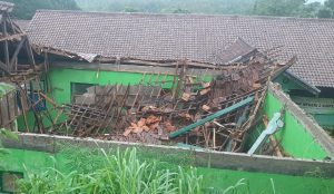 Puluhan komputer di SMPN 2 Simpenan Kecamatan Simpenan Kabupaten Sukabumi rusak parah setelah atap ruang laboratorium komputer di SMPN 2 Simpenan ambruk pada Jumat (19/1/2024). Informasi yang terhimpun, akibat ambruknya atap laboratorium komputer di SMPN 2 Simpenan tersebut, sebanyak 20 unit, kursi 50 unit, meja 19 unit, printer 3 Unit, CPU 3 Unit, dan keyboard 20 Set dan Sooter 20 Set, mengalami kerusakan parah.