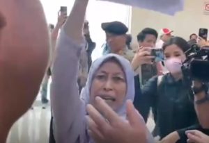 Seorang perempuan yang mengaku berasal dari Sukabumi bernama Nurmala berteriak histeris di Gedung Nusantara II DPR RI Senayan Jakarta, pada Selasa (16/1/2024). Di Gedung Nusantara II DPR RI Senayan Jakarta, Nurmala mengaku jika suaminya telah menjadi korban pelanggaran HAM lantaran telah menentang kasus dugaan korupsi.