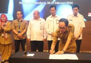 Sekda Kabupaten Sukabumi Ade Suryaman turut serta menandatangani Komitmen dan Berita Acara Rembuk Stunting Provinsi Jawa Barat Tahun 2024, di Holiday Inn Bandung, Senin (26/2/2024).