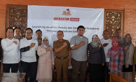 Akademi Pemilu dan Demokrasi (APD) Sukabumi Raya resmi dilaunching, pada Senin (12/2/2024). Keberadaan APD Sukabumi Raya ini merupakan upaya untuk terus membangun iklim demokrasi yang lebih sehat, transparan dan lebih baik lagi.