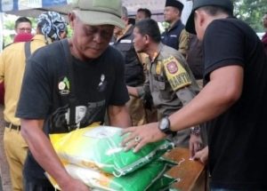 Operasi Pasar Murah Komoditas Beras SPHP di Taman Kota Karangtengah kecamatan Cibadak senin (26/2/2024).