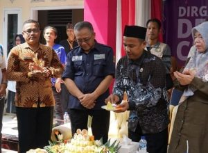 Wakil Bupati Sukabumi Iyos Somantri menghadiri peringatan HUT ke 43 Desa Citepus, Kecamatan Palabuhanratu Kabupaten Sukabumi di halaman kantor Desa Citepus, Jumat (23/2/2024). Dalam sambutannnya Iyos Somantri mengatakan, Desa Citepus merupakan Desa yang memiliki kemajuan cukup signifikan. Bahkan, diantara ratusan desa yang ada di Kabupaten Sukabumi, Desa Citepus merupakan desa yang memiliki indeks kemajuan paling tinggi.