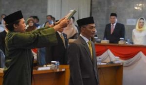 Politisi Partai Golkar Kota Sukabumi, Gundar Kolyubi resmi menggantikan Ivan Rusvansyah Trisna sebagai Anggota DPRD Kota Sukabumi, Rabu (21/2/2024).