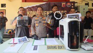Tiga warga Kampung Cibodas RT 02/03 Desa Bojong Raharja Kecamatan Cikembar Kabupaten Sukabumi, ditangkap Polres Sukabumi. Ketiganya ditangkap lantaran terlibat sindikat judi online via live streaming di media sosial. AKBP Tony mengatakan, tiga orang yang terlibat sindikat judi online tersebut yaitu T. (31 tahun), AM (24 tahun), dan GM (23 tahun).