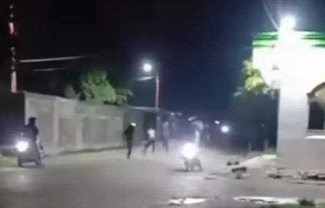 Polres Sukabumi sudah menangani terkait adanya video perkelahian di Cipatuguran Palabuhanratu, Kabupaten Sukabumi, Jawa Barat yang tersebar di Medsos. Kapolres Sukabumi AKBP Tony Prasetyo melalui Kasi Humas Polres Sukabumi IPTU Aah Saepul Rohman mengatakan, Polres Sukabumi sudah mengamankan 3 orang yang diduga ada dalam video yang viral di medsos tersebut.