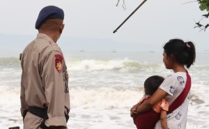 Satuan Polisi Air dan Udara (Polairud) Polres Sukabumi menghimbau warga di pesisir Pantai Citepus, Cipatuguran dan Ujung Genteng yang terdampak gelombang ombak tinggi agar senantiasa waspada.