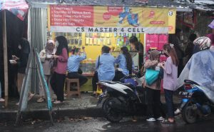 Bisnis counter pulsa sampai saat ini masih menjanjikan untuk terus dijalani. Seperti bisnis counter pulsa yang ditekuni pemilik CS Master Cell, Fawaz Yusuf (32 tahun). Ditemui BERITAUSUKABUMI.COM di counternya yang beralamat di Jalan Pelabuan II Cipoho No.185, Cikondang, Kecamatan Citamiang Kota Sukabumi tepatnya didekat gerbang garmen Aparel Citaming. Fawaz Yusuf mengaku memulai membuka usaha counter pulsa sejak awal tahun 2020 lalu.
