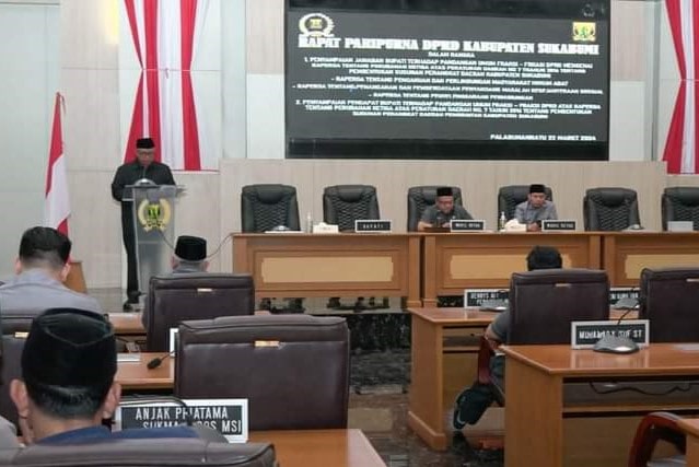 Bupati Sukabumi Marwan Hamami sampaikan pendapat akhir pandangan umum fraksi DPRD mengenai Rancangan peraturan daerah (Raperda) tentang perubahan ketiga atas peraturan daerah nomor 7 Tahun 2016 tentang pembentukan susunan perangkat daerah pemerintah Kabupaten Sukabumi, pada Rapat Paripurna, di Ruang Rapat DPRD Kabupaten Sukabumi, Jumat (22/3/2024).