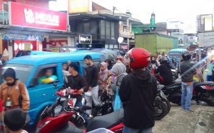 Kemacetan kerap terjadi di sepanjang Jalan Sukabumi-Cianjur tepatnya di Jalan Sukalarang depan Pabrik PT GSI. Terlebih di bulan Ramadhan ini, kemacetan makin menjadi terutama menjelang bubaran karyawan dan berbuka puasa. Menurut Agus Setiawan (37 tahun) pemilik toko service yang berada tepat di lokasi sering terjadi kemacetan,. Kemacetan memang sudah terbiasa terjadi tiap sore saat bubar karyawan pabrik GolStar Indonesia (GSI).