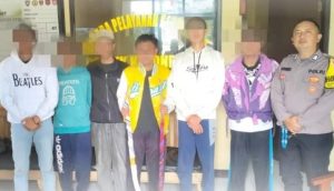 Enam remaja di Kecamatan Kebonpedes Sukabumi, inisial NRGB (19 tahun), GA (18 tahun), F (22 tahun), FAA (21 tahun), MM (23 tahun) dan MNA (19 tahun), diamankan unit Patroli Polsek Kebonpedes Polres Sukabumi Kota.