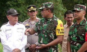 Wakil Bupati Sukabumi Iyos Somantri mengatakan program pembangunan dalam TNI Manunggal Membangun Desa atau TMMD di Desa Tenjojaya Kecamatan Cibadak itu relevan dengan program RPJMD Kabupaten Sukabumi. Salahsatunya untuk membuka akses jalan dari Pamuruyan ke Bantarmuncang. "Nanti kedepannya ini menjadi solusi untuk mengurangi kemacetan di Cibadak, ketika keluar toll parungkuda bisa menjadi alternatif menuju Palabuhanratu,"kata Iyos saat mendampingi kunjungan ketua Tim Wasev TNI Manunggal Membangun Desa (TMMD) pada acara Pengawasan dan Evaluasi (WASEV) TMMD ke 119 Tahun Anggaran (TA) 2024 Di wilayah kodim 0607 Kota Sukabumi yang berlangsung di Yayasan Baitul Hikmah Desa Tenjojaya Kecamatan Cibadak, Kamis (7/3/2024).