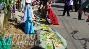 Ratusan warga Perbawati Kecamatan Sukabumi dan sekitarnya melakukan "ritual" makan nasi liweut berjamaah dipinggir jalan usai peresmian Jalan KH. Zezen ZA oleh Bupati Sukabumi, Marwan Hamami pada Rabu (17/4/2024). Ritual makan nasi liweut berjamaah beralaskan daun pisang ini sebagai bentuk ekspresi kebahagian dan rasa syukur warga sekitar atas diresmikannya Jalan KH. Zezen Zaenal Abidin yang sebelumnya bernama Jalan Jalan Nyangkokot-Perbawati.