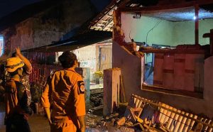 Badan Penanggulangan Bencanca Daerah (BPBD) Provinsi Jawa Barat merilis sementara dampak kerusakan gempa di Kabupaten Garut yang terjadi, Sabtu (27/4/2024) berkekuatan 6,2 magnitudo sekira Pukul 23.29 WIB malam. Sebagaimana diketahui, gempa Garut juga dirasakan, Kabupaten dan Kota Sukabumi, Tasikmalaya, Bandung, Purwakarta dan Jakarta. Disalin dari akun Instagram resmi @bpbd_jabar BPBD Provinsi Jawa Barat terus melakukan koordinasi dengan BPBD Kabupaten dan Kota di Jawa Barat.