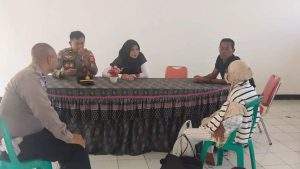 R (50 tahun) yang diduga membuat resah usai meminta sumbangan saat diamankan