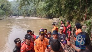 Seorang anak asal Kampung Babakan Sirna Rt04/04 Desa Tenjojaya Kecamatan Cibadak Kabupaten Sukabumi, bernama Satria Jibran Destiawan Saput (14 Tahun), hanyut terbawa arus sungai Leuwi Jawa, Minggu (26/5/2024) sekira Pukul 12:30 WIB.