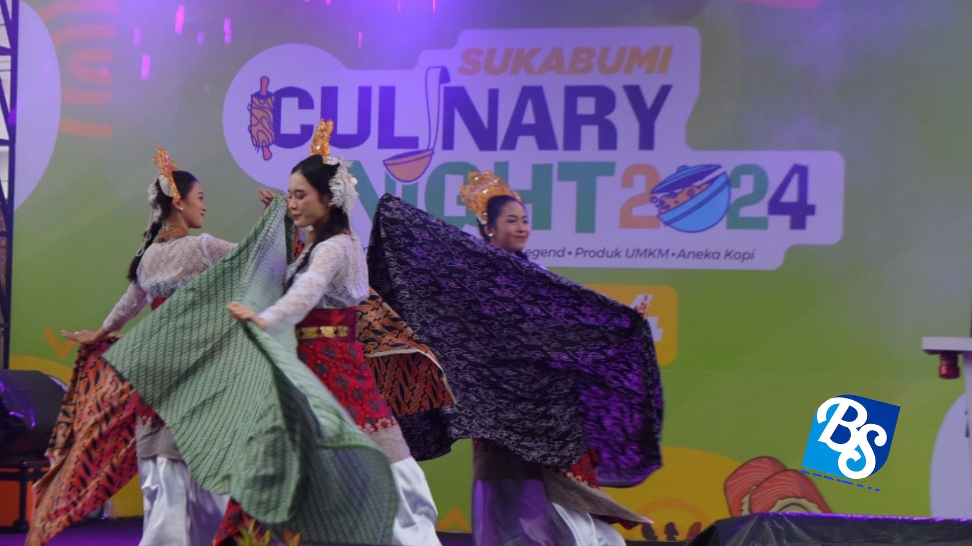 Pemerintah Kota (Pemkot) Sukabumi kembali menggelar event "kuliner malam" bertajuk Sukabumi Culinary Night, Jumat (24/5/2024). Event kuliner malam ini akan hingga 26 Mei 2024 itu digelar di Jalan Ir. H Djuanda Kota Sukabumi. Kegiatan yang diinisiasi oleh Dinas Kumindag Kota Sukabumi ini melibatkan sekitar 30 stand produk UMKM dan menampilkan berbagai hiburan.