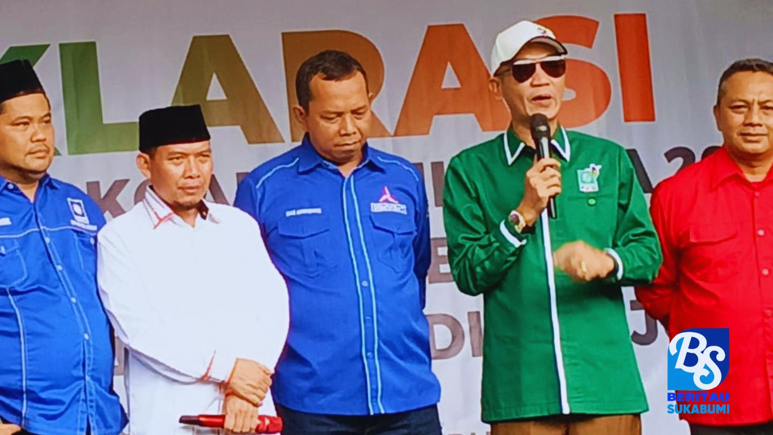 Ketua Partai Kebangkitan Bangsa (PKB) Kabupaten Sukabumi, Hasyim Adnan menyebut ada pihak yang berupaya menggagalkan acara deklarasi Kerjasama membangun koalisi lima partai di Cafe Mila Kota Sukabumi, Sabtu (4/5/2024). Upaya menggagalkan deklarasi kerjasama membangun koalisi lima partai itu sebut Hasyim Adnan dimulai dengan melobi dan merayu beberapa partai anggota koalisi agar tidak hadir apalagi resmi bergabung di acara deklarasi PKB, PKS,PDIP, Partai Demokrat dan PAN. "Ada yah pihak yang ingin agar deklarasi ini tidak terlaksana, tapi alhamdulilah dengan kesepahaman dan kesadaran bersama untuk membangun Kabupaten Sukabumi, koalisi lima partai ini bisa terwujud,"ucap Hasyim Adnan dalam sambutannya.