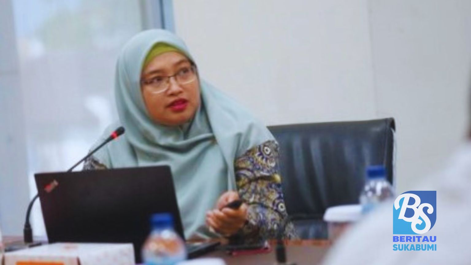 Rapat Kerja Komisi IV DPRD Kabupaten Sukabumi dengan sejumlah instansi terkait untuk membahas pencabutan status Universal Health Coverage (UHC) Non-Cut Off PBPU/BP Pemda Kabupaten Sukabumi, sempat diwarnai insiden pelemparan botol air mineral yang ditujukan ke Kepala Badan Penyelenggara Jaminan Sosial (BPJS) Kesehatan Cabang Sukabumi, Dwi Surini. Informasi yang berhasil dihimpun BERITAUSUKABUMI.COM, insiden pelemparan botol air mineral yang ditujukan ke Kepala BPJS Kesehatan Dwi Surini dilakukan Ketua Fraksi PPP DPRD Kabupaten Sukabumi, Andri Hidayana saat Andri mengikuti Rapat Kerja Komisi IV DPRD Kabupaten Sukabumi dengan sejumlah instansi terkait di Ruang Rapat RSUD Sekarwangi Cibadak, Kabupaten Sukabumi, Rabu (8/5/2024).