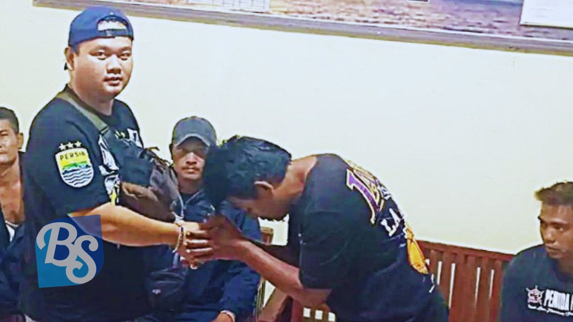Dua komplotan preman kampung berinisial US (38) dan CP (26), yang menyerang dan menganiaya empat anggota grup seni Wayang Golek Giri Harja 3 Putra di Cianjur, sudah ditangkap pihak kepolisian setempat. Kasatreskrim Polres Cianjur AKP Tono Listianto, mengatakan pasca kejadian, anggota Polsek Naringgul dibantu anggota Koramil dan warga mengamankan kedua pelaku penganiayaan.