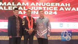 Kepala Desa Cikurutug Kecamatan Cireunghas Kabupaten Sukabumi, Muhammad Ripai diganjar penghargaan Paralegal Justice Award 2024