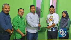 Bakal Calon Wakil Bupati Sukabumi, Fikri Abdul Ajiz, resmi mendaftar DPC Partai Persatuan Pembangunan (PPP) Kabupaten Sukabumi, Kamis (13/06/2024). Fikri diterima langsung oleh Ketua DPC PPP Kabupaten Sukabumi, Dedi Damhudi, Ketua Desk Pilkada DPC PPP Kabupaten Sukabumi, Andri Hidayana dan fungsionaris DPC PPP Kabupaten Sukabumi lainnya.