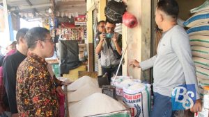 Plh. Sekertaris Daerah (Sekda) Kabupaten Sukabumi, Toha Wildan Athoilah saat melakukan inspeksi mendadak (sidak) di Pasar Cisaat,