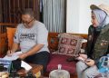 BERITAUSUKABUMI.COM-Petugas Pemutakhiran Data Pemilih (Pantarlih) untuk Pemilihan Kepala Daerah (Pilkada) 2024, mengunjungi kediaman Bupati Sukabumi H. Marwan Hamami di Cimahpar, Desa Pasirhalang, Kecamatan Sukaraja, Jumat, 28 Juni 2024. Kunjungan Pantarlih untuk melakukan pencocokan dan penelitian (coklit) data pemilih.