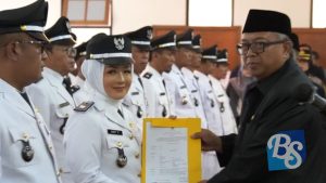 Bupati Sukabumi, Marwan Hamami akan mengukuhkan masa perpanjangan jabatan kepala desa atau kades di Kabupaten Sukabumi, di Gelanggang Olah Raga Cisaat Kecamatan Cisaat Kabupaten Sukabumi, Selasa (11/6/2024).