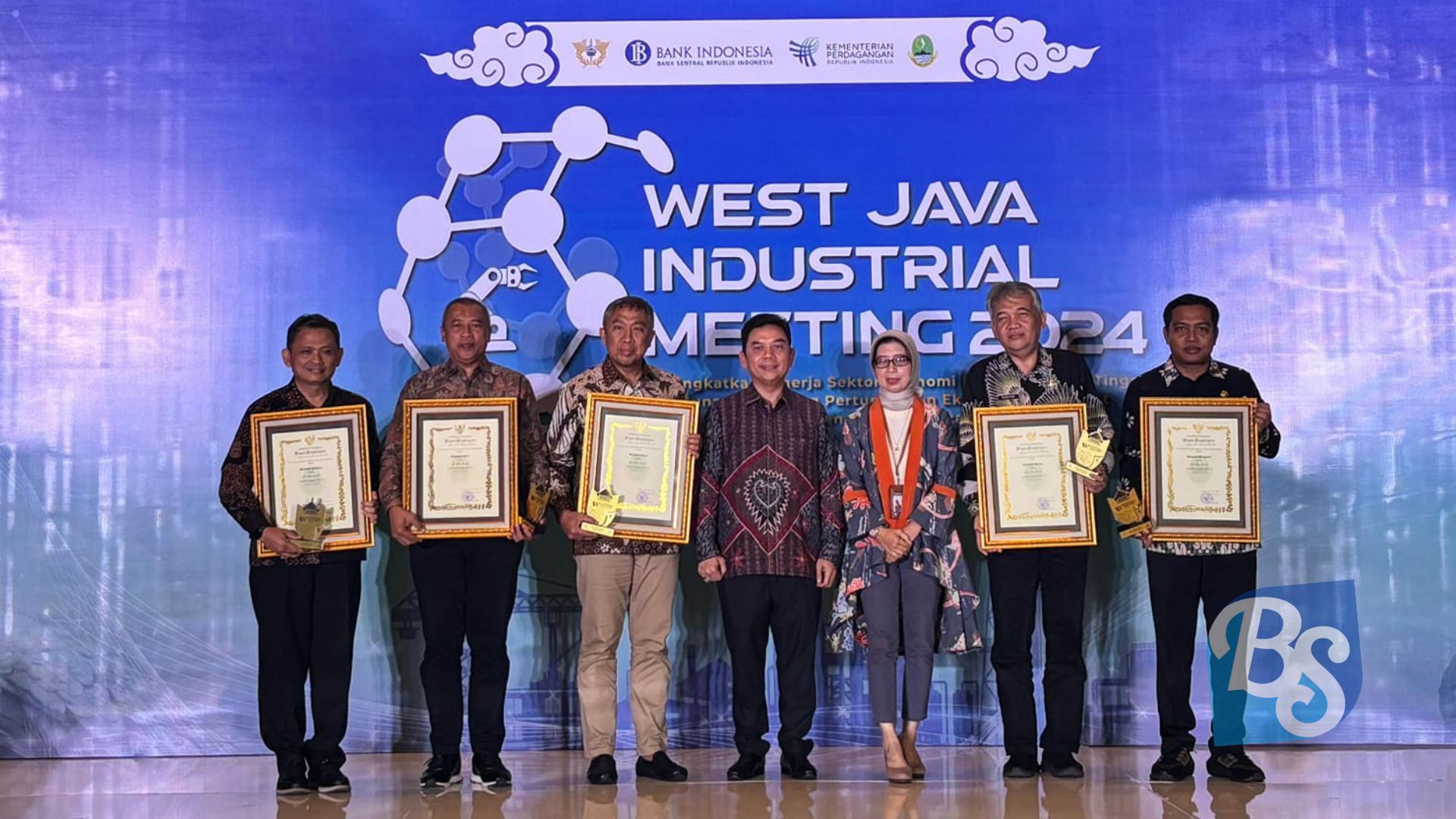 BERITAUSUKABUMI.COM-Pemerintah Kabupaten Sukabumi menerima penghargaan Top 5 Investment Challenge 2024 dari Gubernur Jawa Barat, pada hari Jumat (28/6/2024). Penghargaan diberikan pada acara West Java Industrial Meeting (WJIM) di Trans Studio Convention Center Bandung oleh Deputi Kepala Perwakilan Bank Indonesia Provinsi Jawa Barat dan Kepala DPMPTSP Provinsi Jawa Barat.
