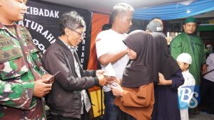 BERITAUSUKABUMI.COM-Sekretaris Camat Cibadak Alex Antariksa sangat mengapresiasi kelompok pengamen jalanan (KPJ) Cibadak yang mengadakan kegiatan santunan anak yatim piatu dan pengajian, hal itu disampaikannya saat menghadiri acara santunan anak yatim di lapangan parkir terminal Cibadak Sukabumi, Minggu (30/6/2024).