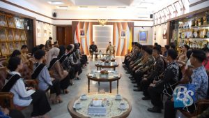 BERITAUSUKABUMI.COM-Sepuluh pasangan Mojang-Jajaka Kota Sukabumi mengadakan audiensi dengan Penjabat Wali Kota Sukabumi, Kusmana Hartadji, di Ruang Utama Balai Kota Sukabumi pada Senin, (1/7/2024).