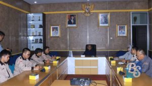 BERITAUSUKABUMI.COM-Wakil Bupati Sukabumi H Iyos Somantri beraudiensi dengan perwakilan Badan Eksekutif Mahasiswa (BEM) Fakultas Pertanian Universitas Muhammadiyah Sukabumi (UMMI) membahas tentang Pertanian dan Ketahanan Pangan di Kabupaten Sukabumi. Audiensi berlangsung di Ruang Rapat Sekretariat Daerah, Kabupaten Sukabumi, Selasa, (2/7/2024).