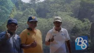 BERITAUSUKABUMI.COM-Kepala Dinas Pekerjaan Umum (PU) Kabupaten Sukabumi bersama UPTD PU Wilayah Kecamatan Ciemas meninjau longsor daerah irigasi Cimarinjung di wisata Curug Cimarinjung, Kampung Ciporeang, Desa Ciemas, Kecamatan Ciemas, Kabupaten Sukabumi, Minggu, 12 Mei 2024.