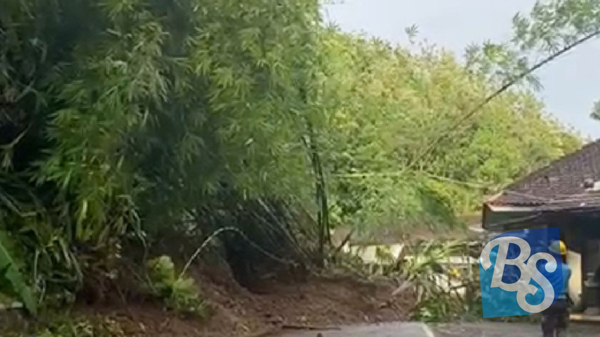 BERITAUSUKABUMI.COM-Dinas Pekerjaan Umum (PU) Kabupaten Sukabumi melalui UPTD PU Wilayah IV Palabuhanratu memasang sejumlah rambu peringatan beserta kayu pembatas di sekitar ruas jalan kabupaten yang amblas di Kampung Cisepan, Desa Cibuntu, Kecamatan Simpenan.