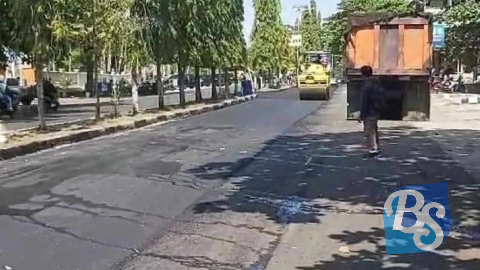 BERITAUSUKABUMI.COM-Dinas Pekerjaan Umum (PU) Kabupaten Sukabumi melakukan perbaikan di ruas jalan Jenderal Sudirman, Kelurahan Palabuhanratu, Kecamatan Palabuhanratu. Hal itu dilakukan dalam upaya mengantisipasi terjadinya potensi kerusakan parah akibat lalu lintas kendaraan yang semakin meningkat, khususnya dengan beban berat.