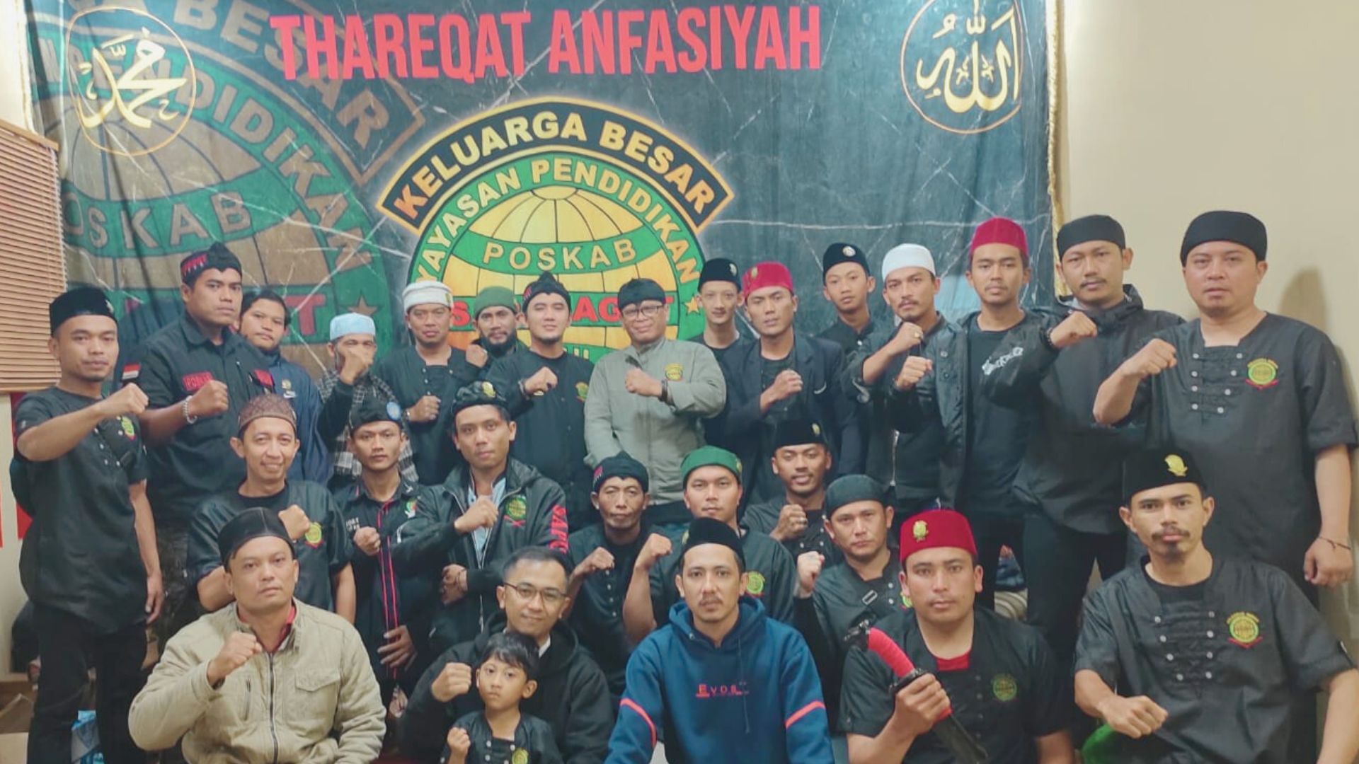 Di Sukabumi ada sebuah paguron atau perguruan silat yang sudah cukup lama terkenal. Nama paguron tersebut yakni Paguron Sapu Jagat.