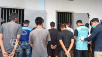 Petugas gabungan yang dikomandoi Badan Nasional Narkotika Kabupaten (BNNK) Sukabumi merazia warga binaan di Lembaga Pemasyarakatan (Lapas) Kelas IIA Warungkiara Kabupaten Sukabumi, (26/4/2024).