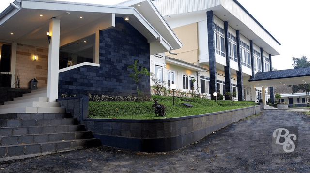 Berada di kawasan yang sejuk dibawah kaki Gunung Gede Pangrango, Hotel Selabintana terletak di Kecamatan Sukabumi Kabupaten Sukabumi. Pada era kolonial Belanda, sejak dulu, daerah ini telah menjadi tempat berlibur bagi orang-orang Eropa.