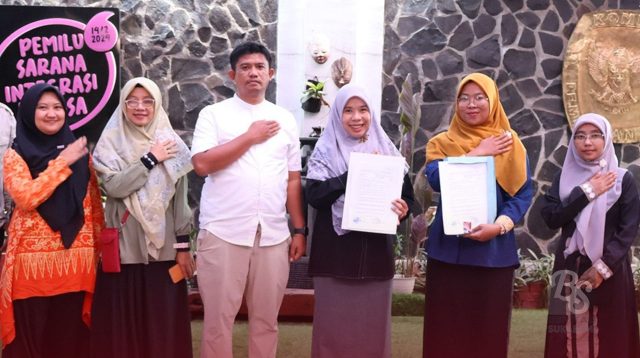 Lembaga pemantau Pemilu, Jaringan Pendidikan Pemilih untuk Rakyat (JPPR) Kota Sukabumi jadi pendaftar pertama sebagai pemantau di Pilkada 2024. Koordinator JPPR Kota Sukabumi resmi mendaftar ke Komisi Pemilihan Umum (KPU) Kota Sukabumi sebagai lembaga pemantau Pilkada Serentak 2024 pada Minggu (22/9/2024).