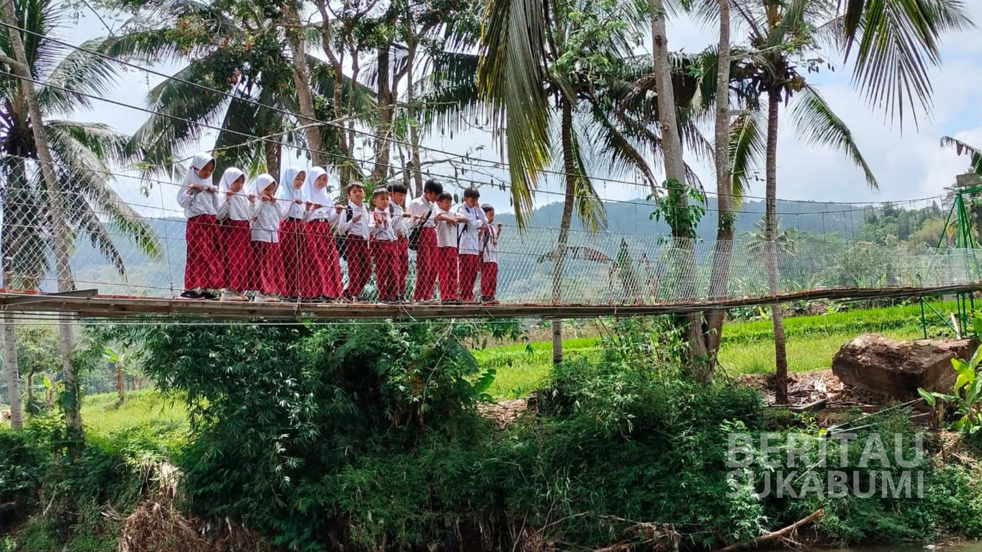 Sempat viral di media sosial karena alami rusak parah, jembatan gantung di Sungai Cikaso yang jadi jembatan penghubung antara Kecamatan Jampang Tengah dan Kecamatan Lengkong, kini sudah bisa dimanfaatkan lagi untuk aktivitas warga.