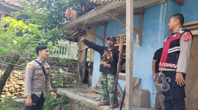 Seorang wanita paruh baya Ati Suharti (53 tahun) di Kampung Legokloa RT 03 RW 14 Desa Citarik Kecamatan Palabuhanratu, Kabupaten Sukabumi, menjadi korban penganiayaan oleh kakak kandung sendiri, Iman (72 tahun).